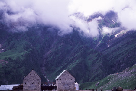 マリー(Marhi)からロータン峠(Rohtang pass)を望む