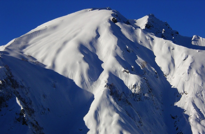 雪に覆われた谷川岳